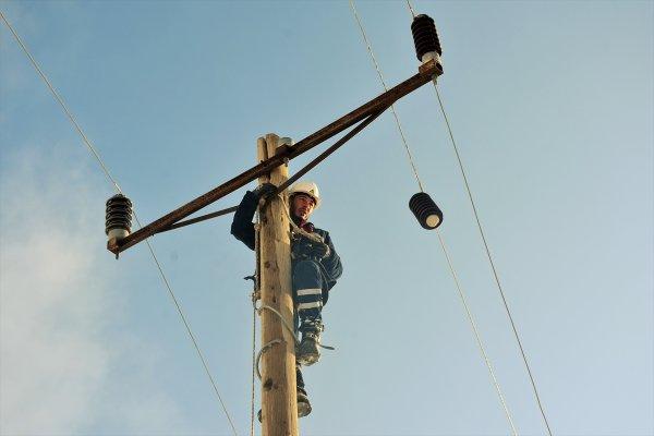 Ekipler elektrik arızasını gidermek için karlı tepelere tırmandı