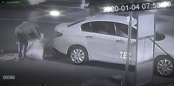 Fatih'te elbise çalan hırsız kameraya yakalandı