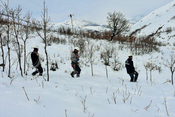 Ekipler elektrik arızasını gidermek için karlı tepelere tırmandı