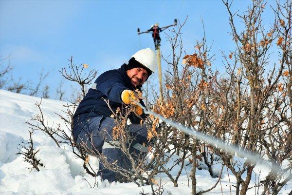 Ekipler elektrik arızasını gidermek için karlı tepelere tırmandı