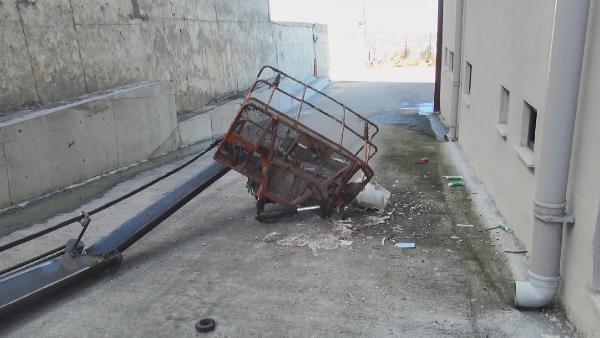 Çatı kenarında asılı kalan işçi düşerek öldü