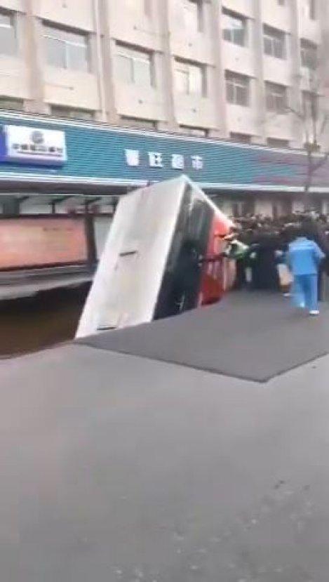 Çin'de yolcu otobüsü çöken yola düştü: 6 ölü 16 yaralı