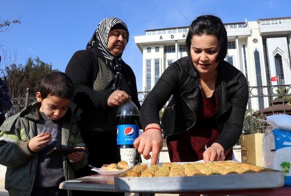 Eşinden boşanınca adliye önünde halay çekti