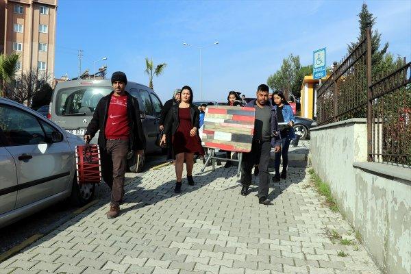Eşinden boşanınca adliye önünde halay çekti