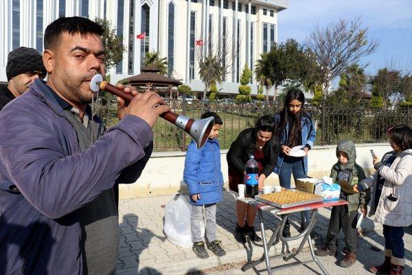 Eşinden boşanınca adliye önünde halay çekti