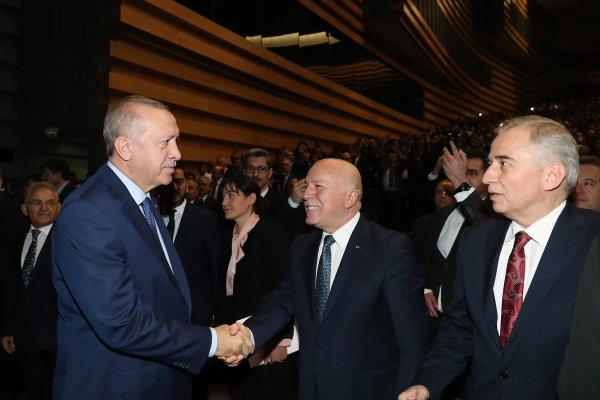 Tunç Soyer'in Cumhurbaşkanı Erdoğan'a bakışları