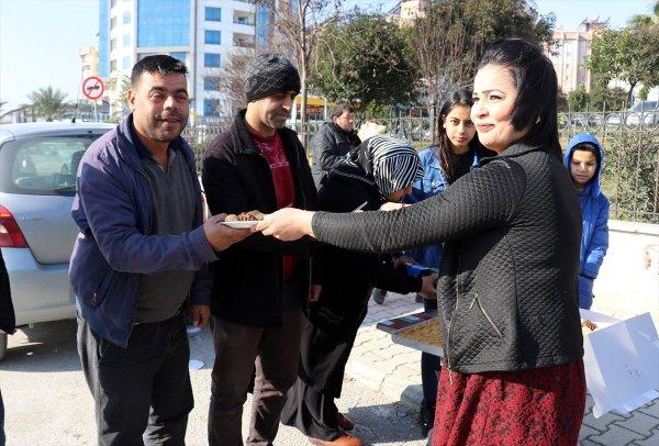 Eşinden boşanınca adliye önünde halay çekti