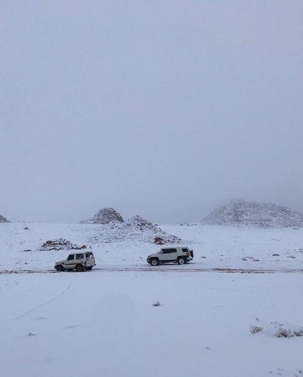 Suudi Arabistan’a kar yağdı, Araplar coştu