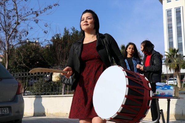 Eşinden boşanınca adliye önünde halay çekti