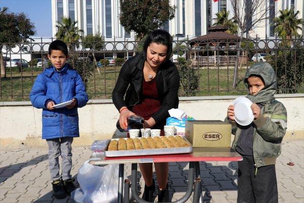 Eşinden boşanınca adliye önünde halay çekti