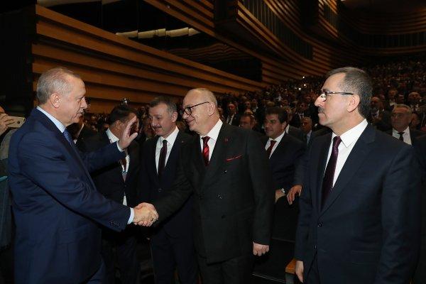 Tunç Soyer'in Cumhurbaşkanı Erdoğan'a bakışları