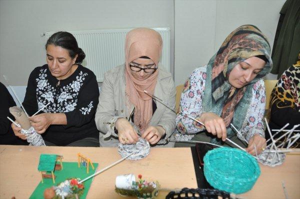 Atık gazeteler, kapı süsü oldu