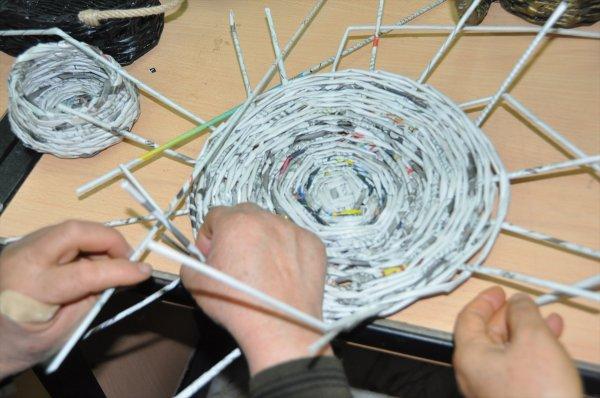 Atık gazeteler, kapı süsü oldu