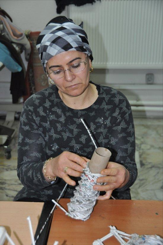 Atık gazeteler, kapı süsü oldu