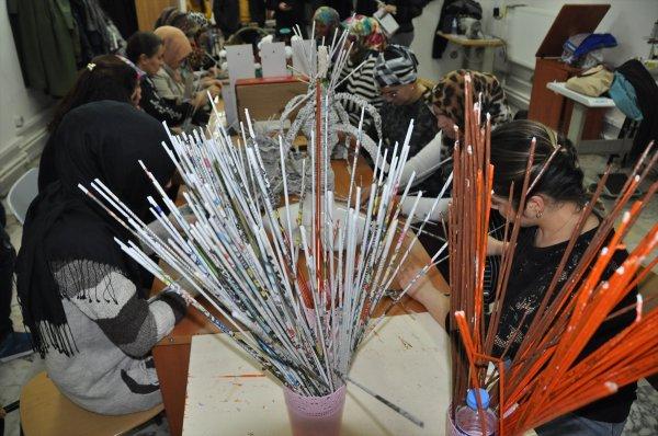 Atık gazeteler, kapı süsü oldu