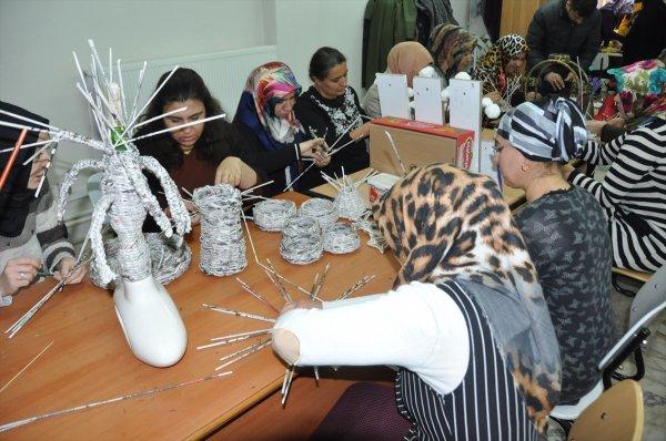 Atık gazeteler, kapı süsü oldu