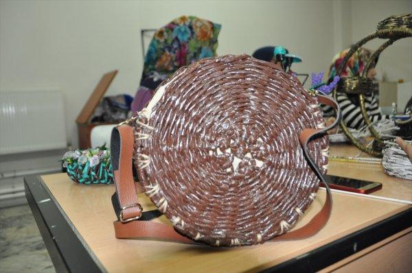 Atık gazeteler, kapı süsü oldu