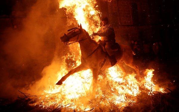 Atlar, kötülüklerden arındırılmak için ateş üzerinde yürütüldü