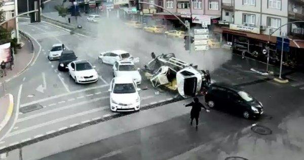 Freni patlayan vinç, araçların arasına daldı