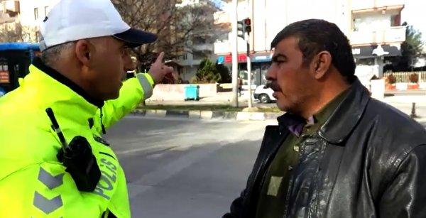 Trafik polisi kırmızıda geçen adama cezayı kesti