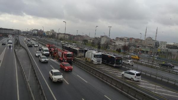 Metrobüste çıkan yangın söndürüldü, seferler düzeldi