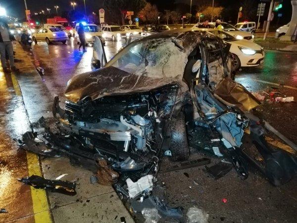 İstanbul'da kırmızı ışıkta geçen araç kamyonete çarptı