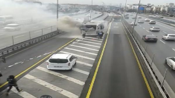 Metrobüste çıkan yangın söndürüldü, seferler düzeldi