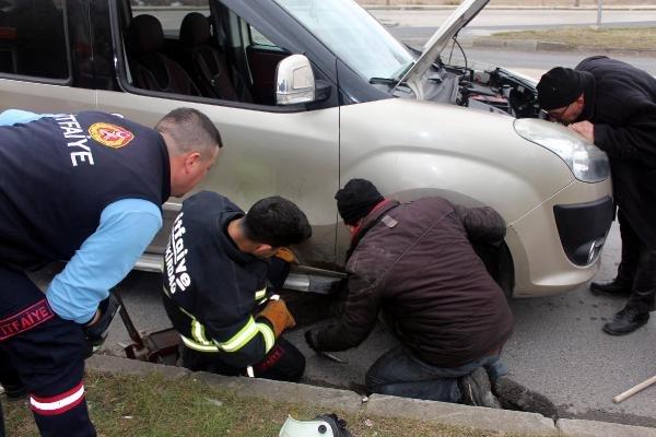 Otomobilin motorunda sıkışan kediyi itfaiye kurtardı