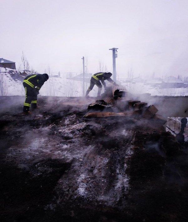 Yangın söndüren itfaiyenin hortumları soğuktan çatladı