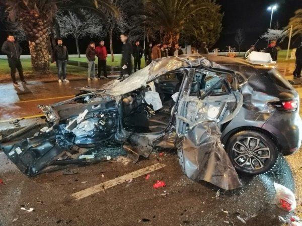 İstanbul'da kırmızı ışıkta geçen araç kamyonete çarptı