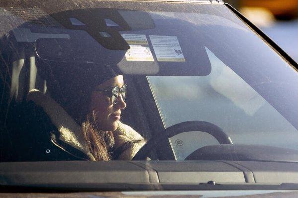 Kraliyet gelini direksiyonda yakalandı