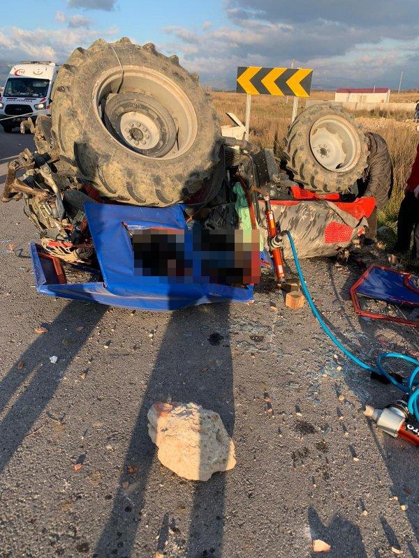 Balıkesir'de traktör devrildi sürücü hayatını kaybetti