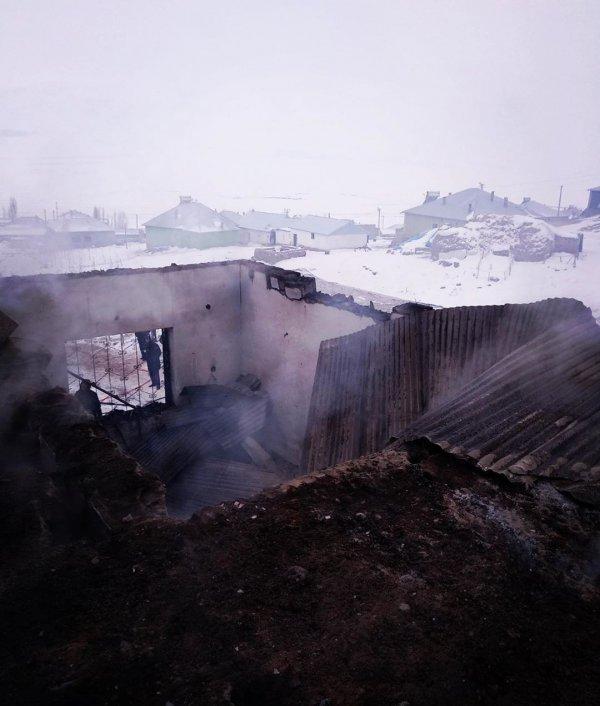 Yangın söndüren itfaiyenin hortumları soğuktan çatladı