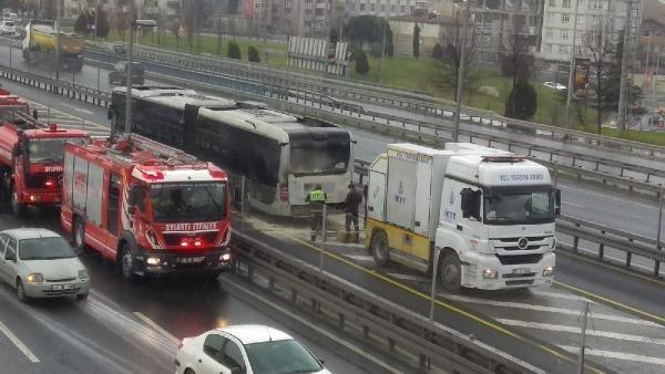 Metrobüste çıkan yangın söndürüldü, seferler düzeldi