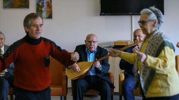 Sanatçı Rıza Konyalı, huzurevi arkadaşlarını mest ediyor