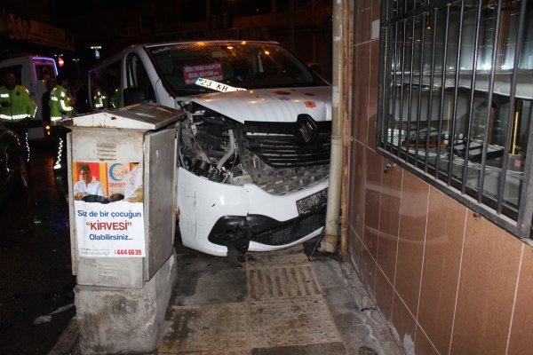 Elazığ'da otomobil ile minibüs çarpıştı: 3 yaralı