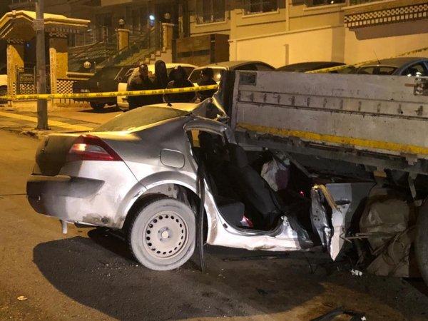 Ankara'da bir otomobil park halindeki tırın altına girdi