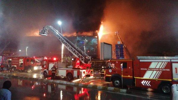 Kocaeli'de bir AVM'nin çatısı alev aldı
