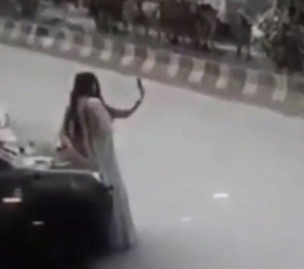 Selfie çekilen kızların telefonunu çaldı