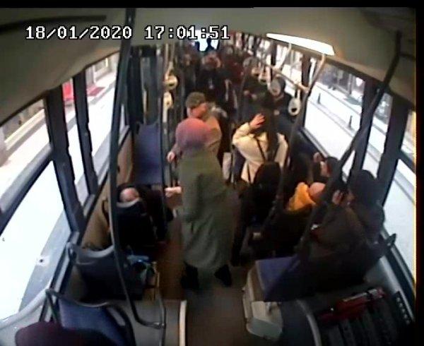 Kontrolsüz dönen otomobile, halk otobüsü çarptı