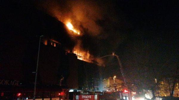 Kocaeli'de bir AVM'nin çatısı alev aldı