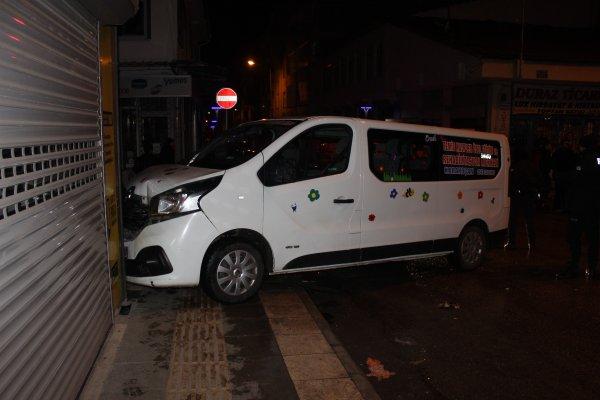 Elazığ'da otomobil ile minibüs çarpıştı: 3 yaralı
