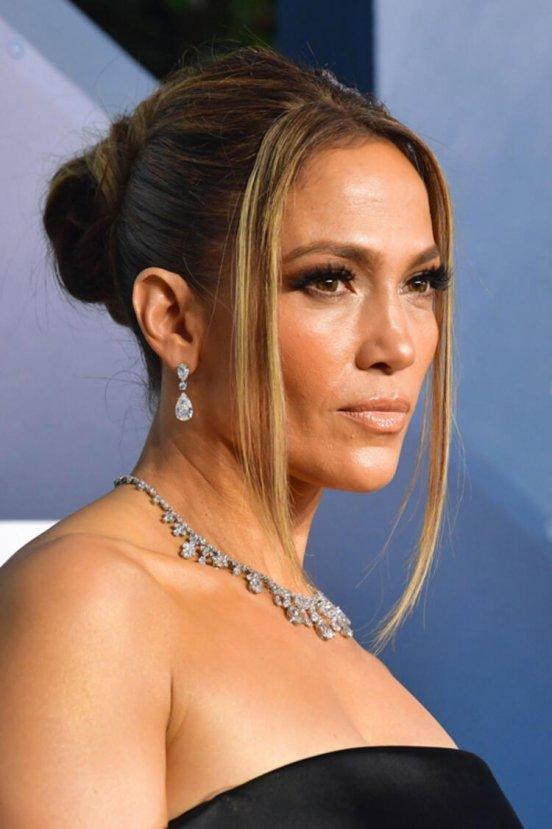 Jennifer Lopez geceyi takılarıyla aydınlattı
