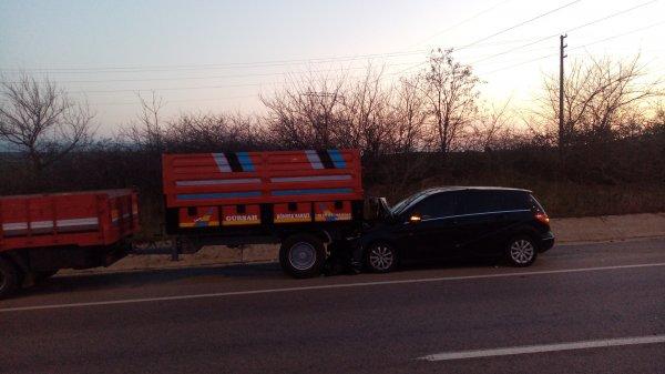 Tekirdağ'da otomobil traktör römorkuna çarptı