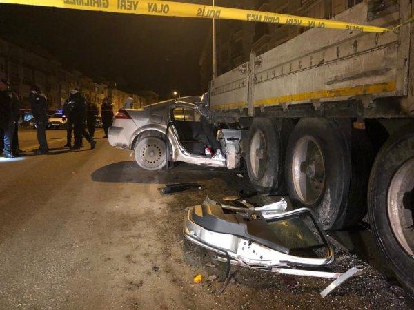 Ankara'da bir otomobil park halindeki tırın altına girdi