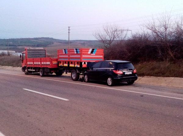 Tekirdağ'da otomobil traktör römorkuna çarptı