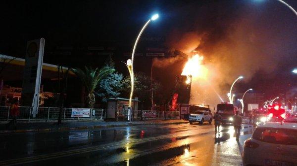 Kocaeli'de bir AVM'nin çatısı alev aldı