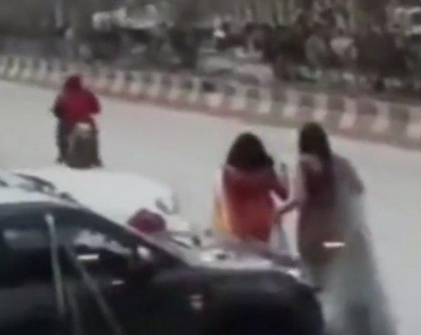 Selfie çekilen kızların telefonunu çaldı