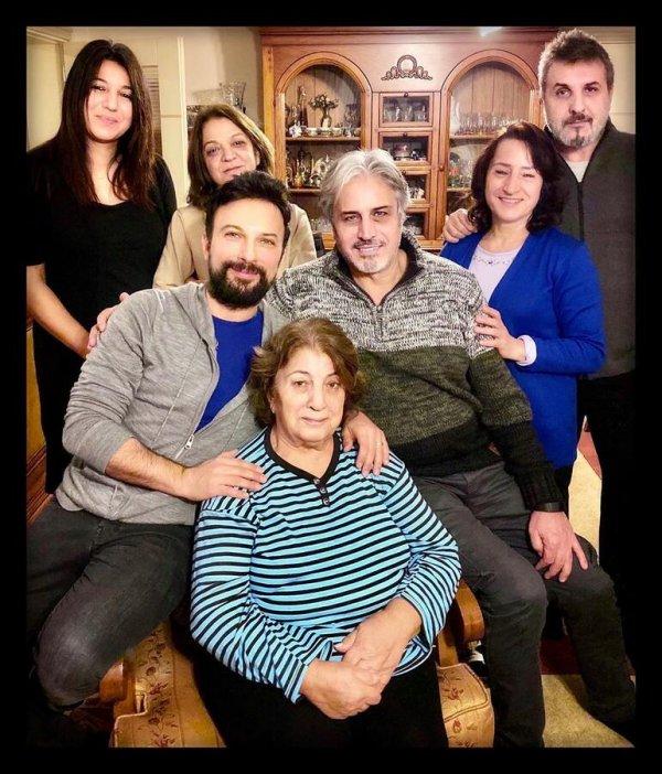 Tarkan, kardeşleriyle poz verdi