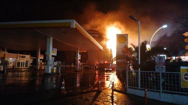 Kocaeli'de bir AVM'nin çatısı alev aldı